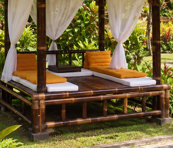 Gazebo en Bambou 4 x 4m bord piscine Paillote en Bambou dans jardin exotique en bord de piscine toiture Alang Alang