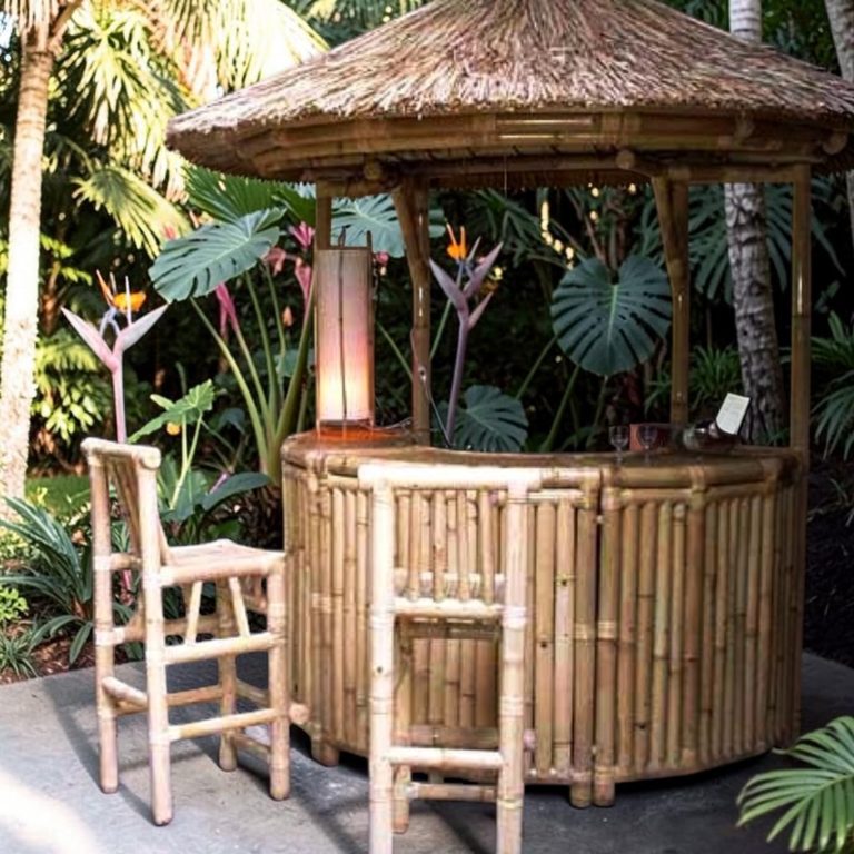Bar paillote en bambou naturel pour jardin et terrasse Bar paillote en bambou avec toit en chaume, idéal pour aménager un espace convivial en extérieur.