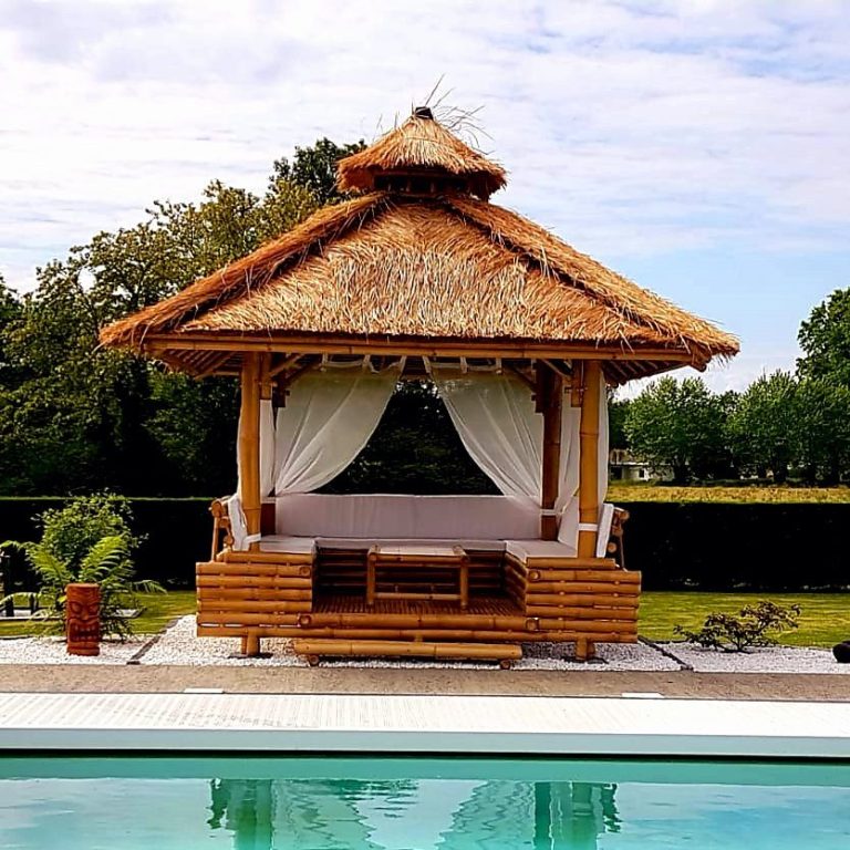 Paillote en Bambou dans jardin exotique en bord de piscine toiture Alang Alang