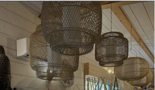 Luminaires et suspensions en bambou pour une décoration naturelle.