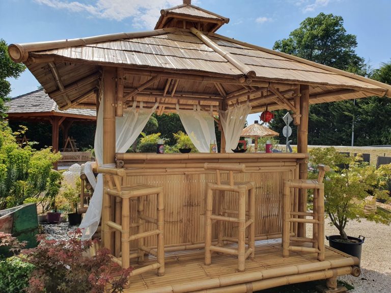 Gazebo avec espace repos et espace bar pour convivialité