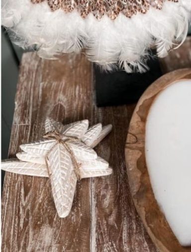 Accessoires et décoration de salle de bains en bambou et matériaux naturels.
