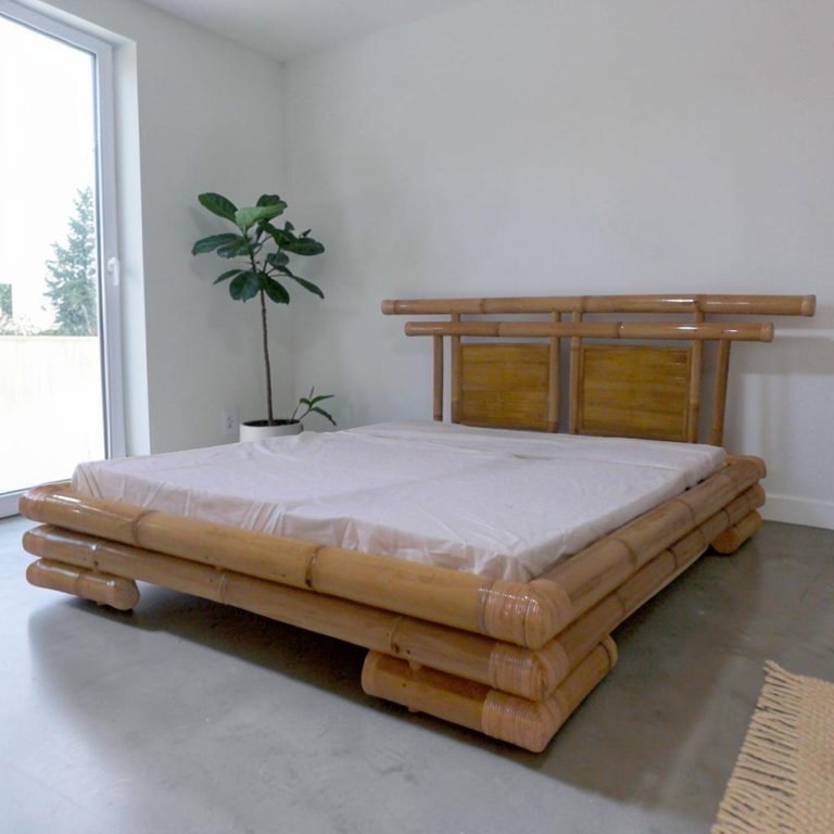 Lit Chacha Lit en bambou avec matelas, plante verte à côté, intérieur moderne et épuré.