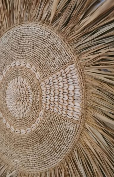 Décoration murale en bambou et matériaux naturels pour intérieur.