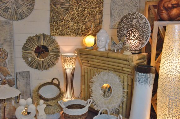 Objets de décoration en bambou et matériaux naturels.